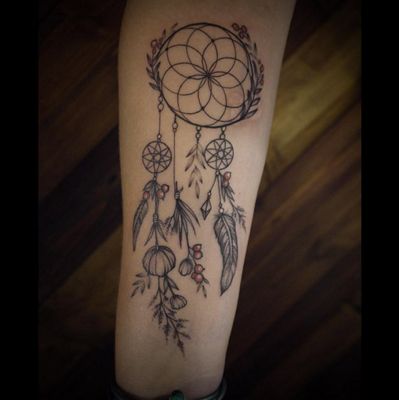  Tatouage attrape rêve plutôt fantaisiste du le coté de la jambe